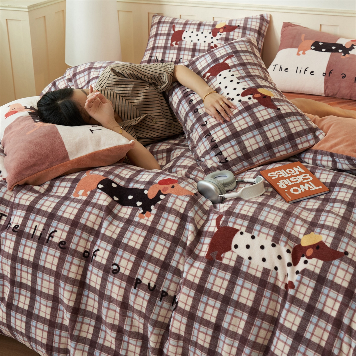 91家纺网 家纺一手货源 找家纺 金鹰 202新款A类数码印花卡通牛奶绒四件套 腊肠狗