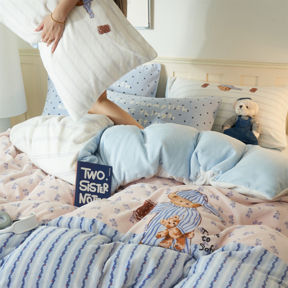 91家纺网 家纺一手货源 找家纺 金鹰 202新款A类数码印花卡通牛奶绒四件套 泰迪熊