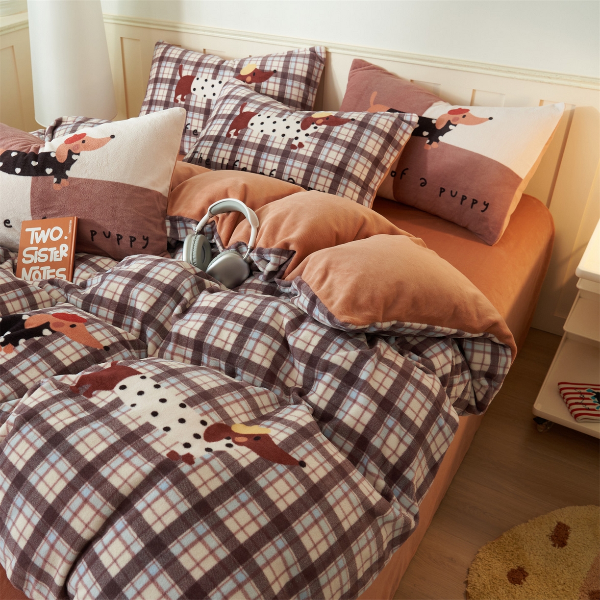 91家纺网 家纺一手货源 找家纺 金鹰 202新款A类数码印花卡通牛奶绒四件套 腊肠狗