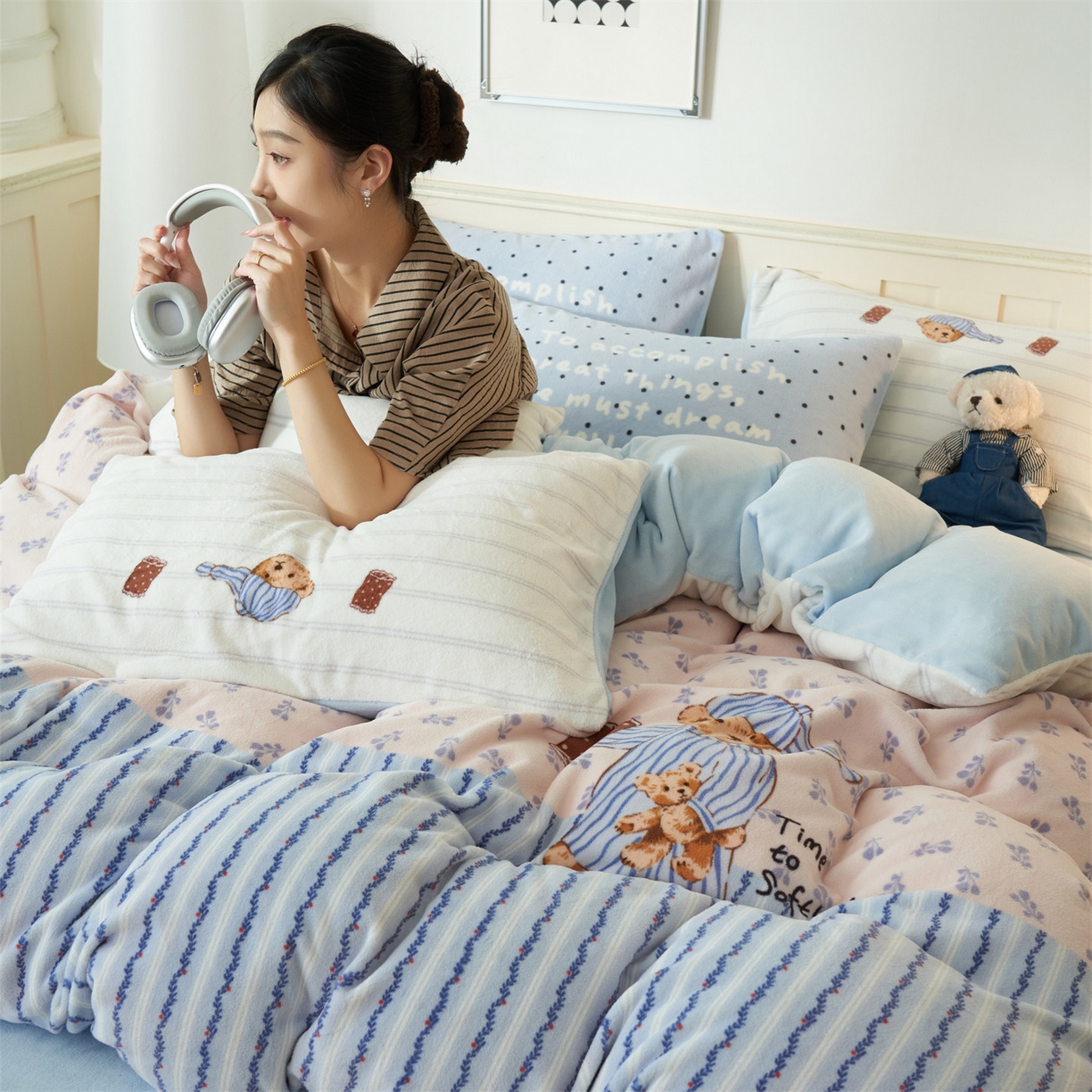 91家纺网 家纺一手货源 找家纺 金鹰 202新款A类数码印花卡通牛奶绒四件套 泰迪熊