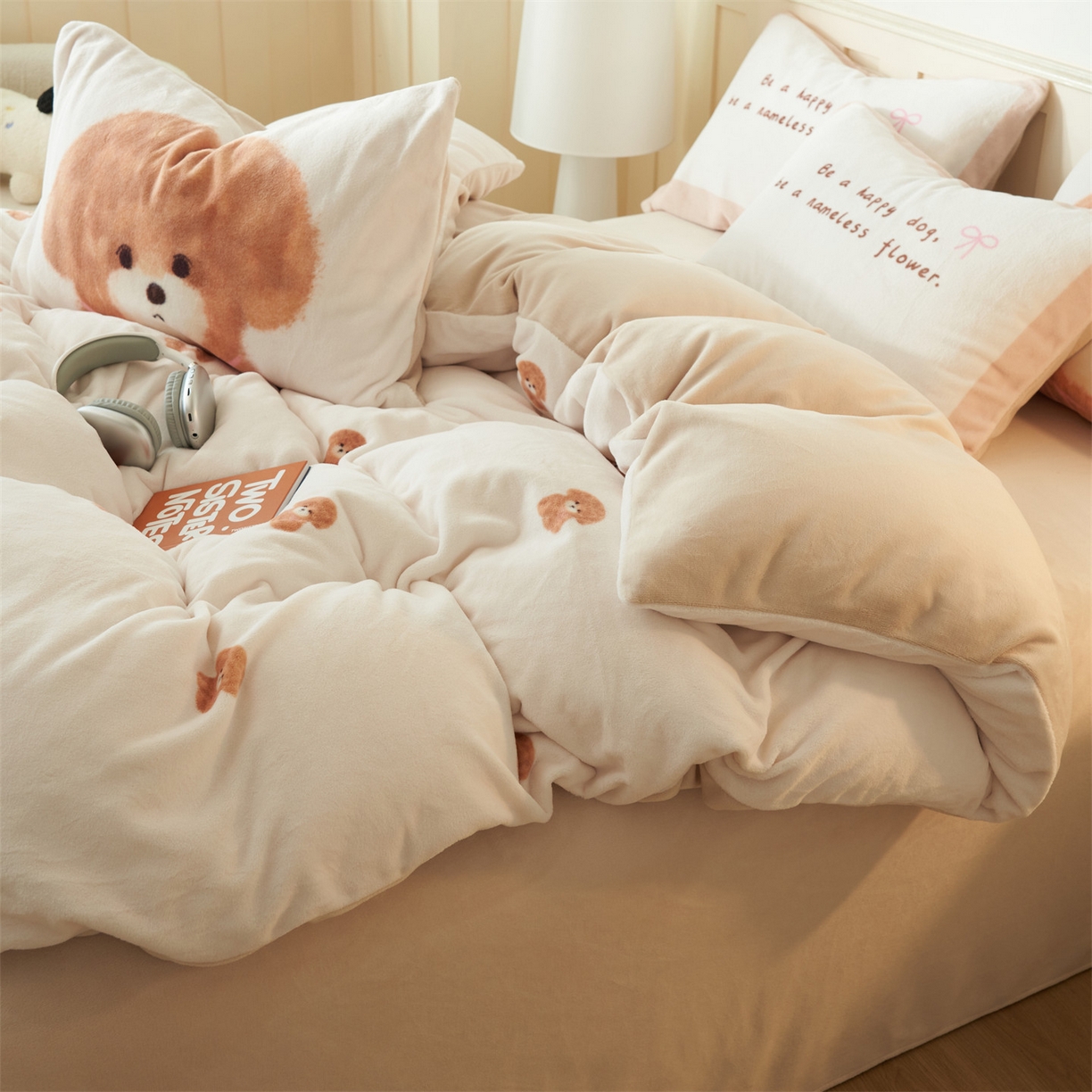 91家纺网 家纺一手货源 找家纺 金鹰 202新款A类数码印花卡通牛奶绒四件套 汪星人