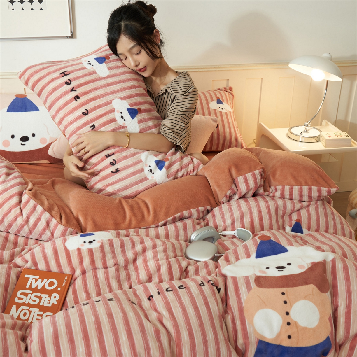 91家纺网 家纺一手货源 找家纺 金鹰 202新款A类数码印花卡通牛奶绒四件套 恋爱狗