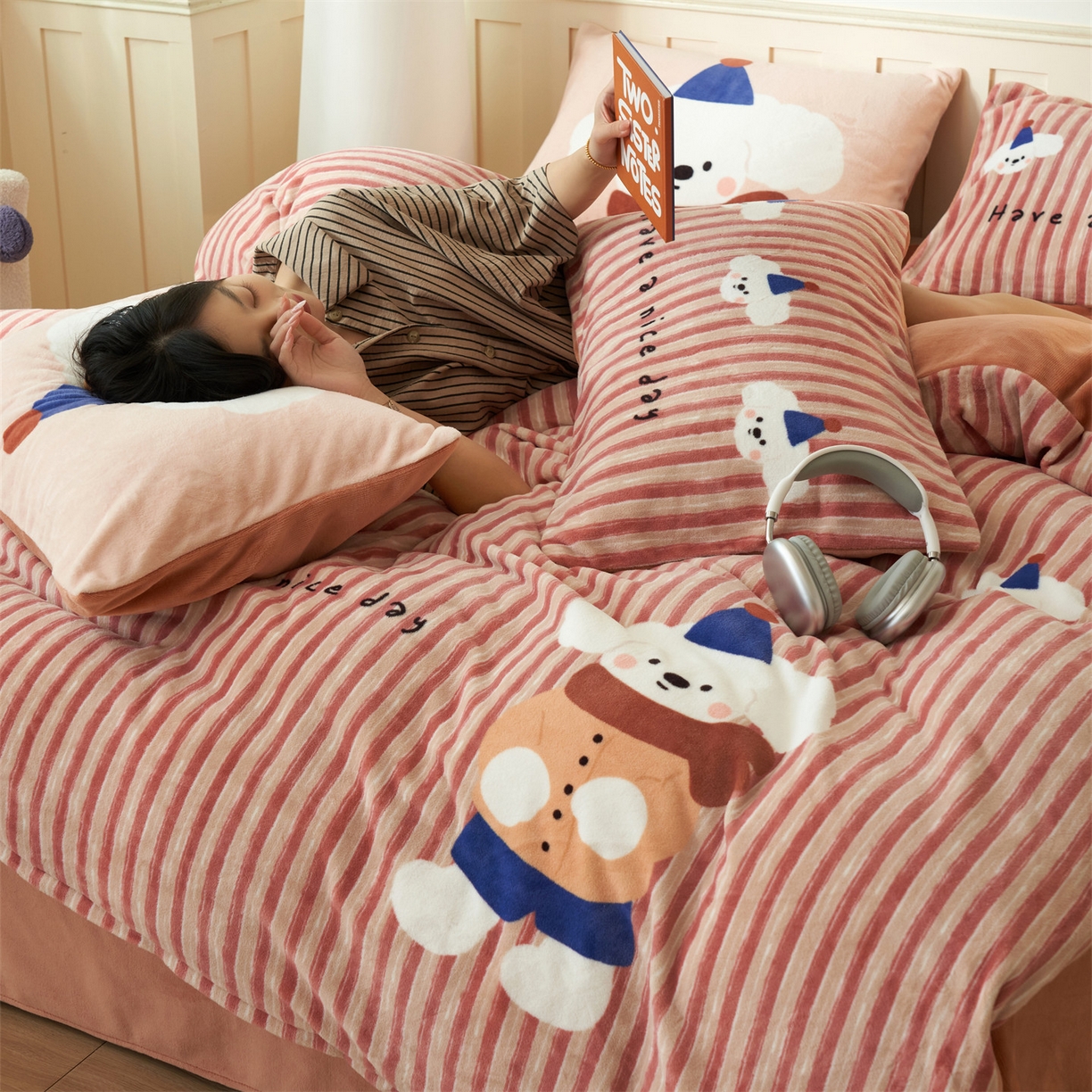 91家纺网 家纺一手货源 找家纺 金鹰 202新款A类数码印花卡通牛奶绒四件套 恋爱狗