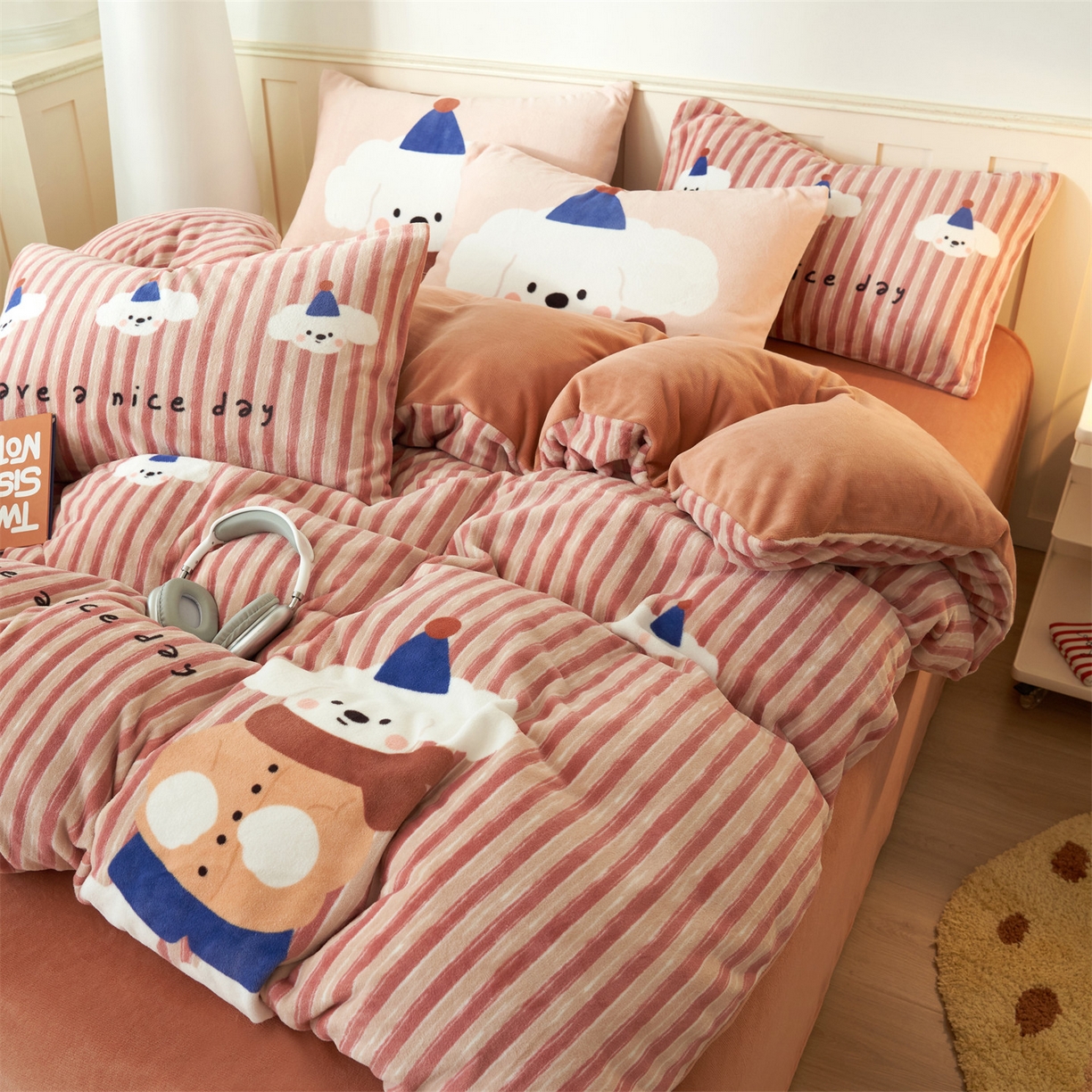 91家纺网 家纺一手货源 找家纺 金鹰 202新款A类数码印花卡通牛奶绒四件套 恋爱狗