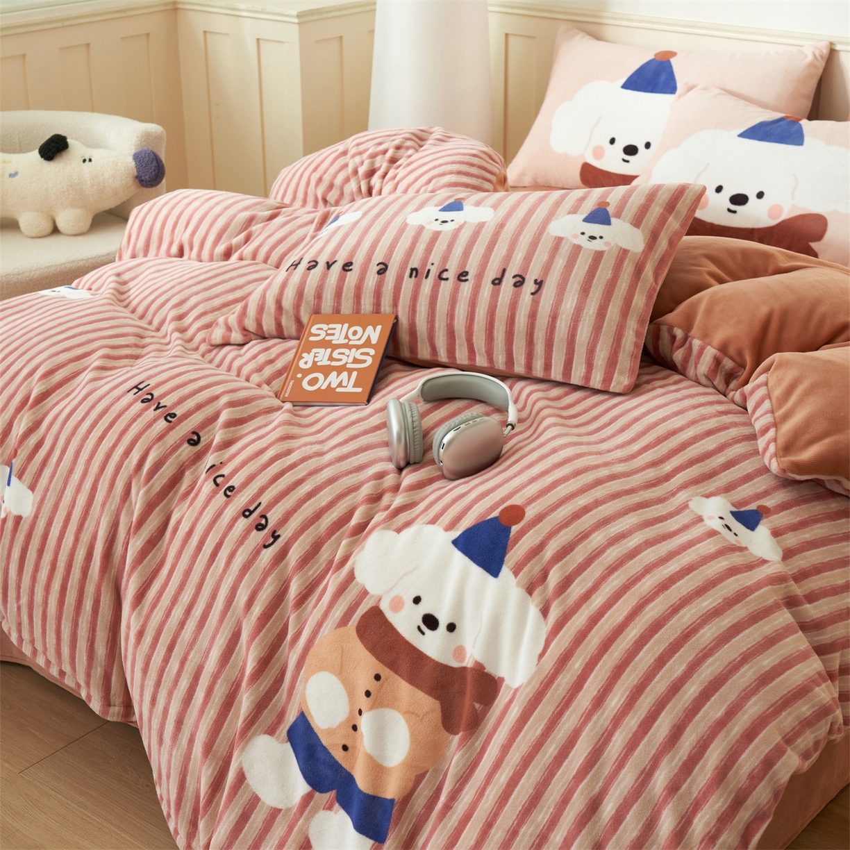 91家纺网 家纺一手货源 找家纺 金鹰 202新款A类数码印花卡通牛奶绒四件套 恋爱狗