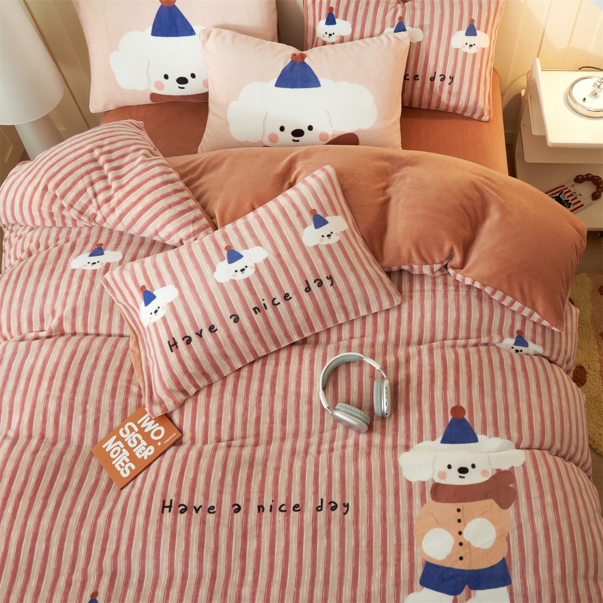 91家纺网 家纺一手货源 找家纺 金鹰 202新款A类数码印花卡通牛奶绒四件套 恋爱狗