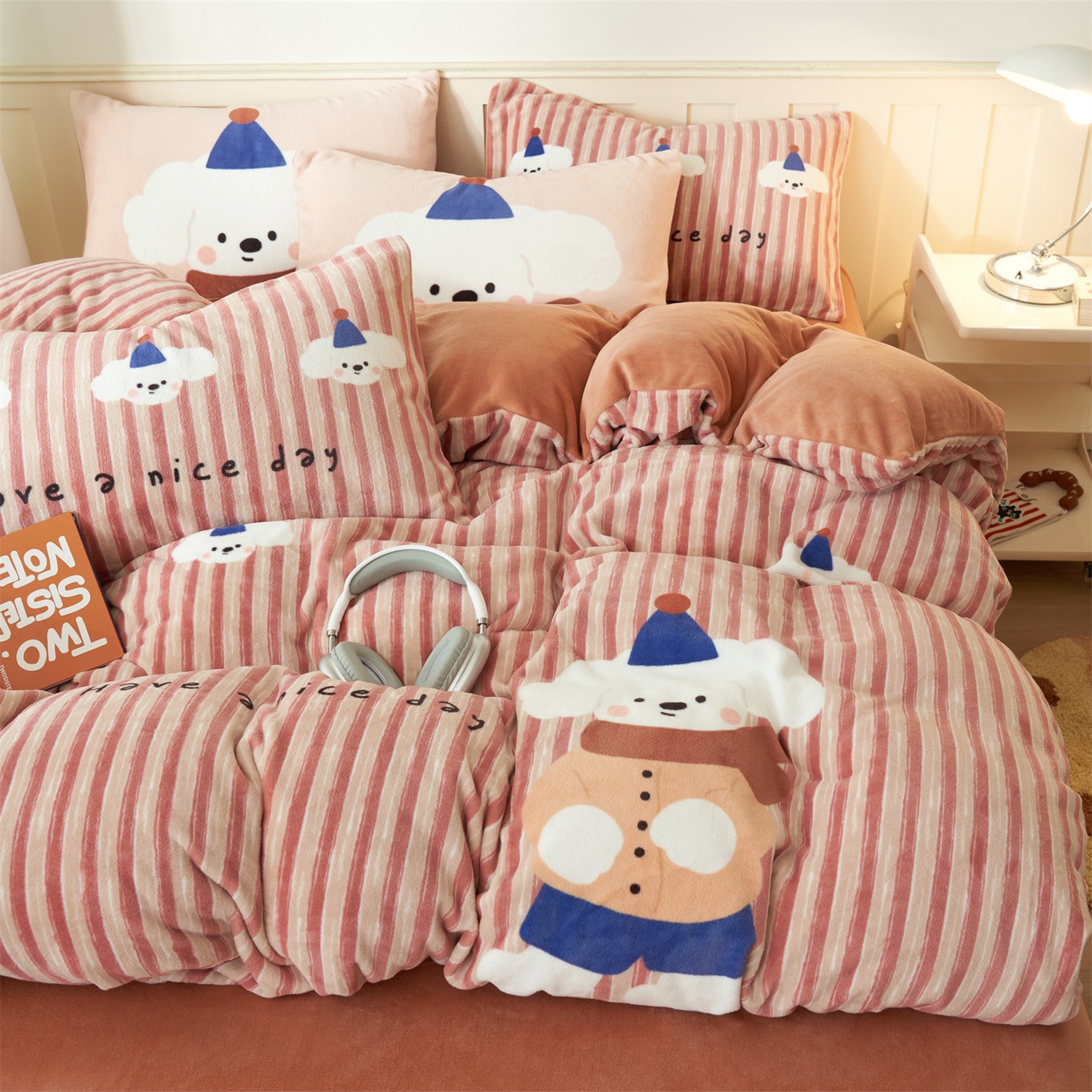 91家纺网 家纺一手货源 找家纺 金鹰 202新款A类数码印花卡通牛奶绒四件套 恋爱狗