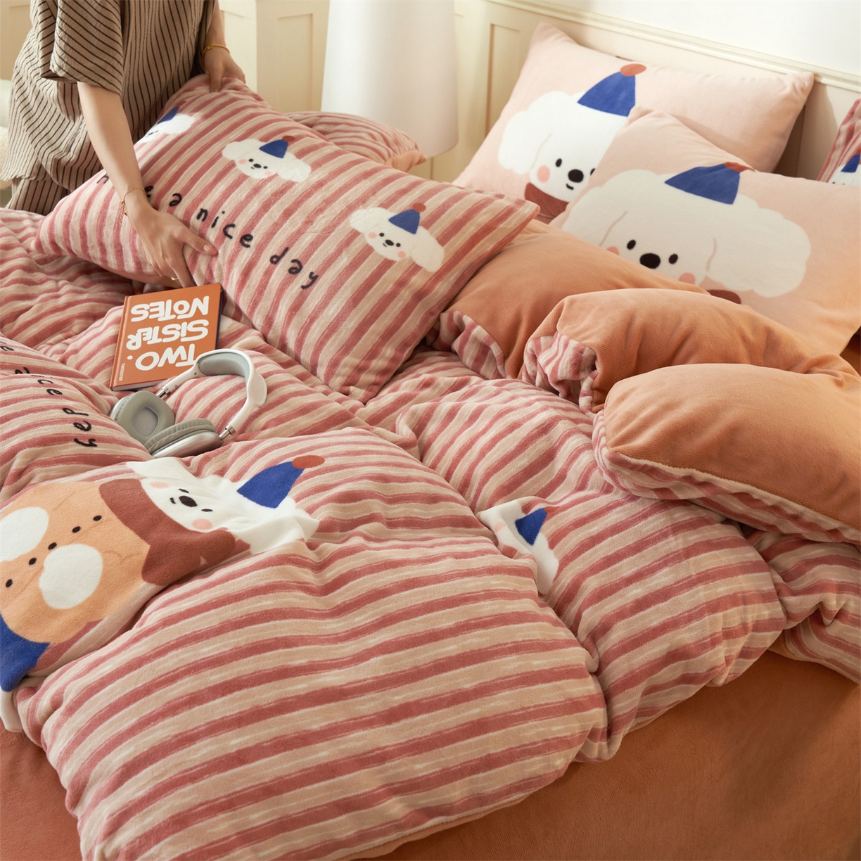 91家纺网 家纺一手货源 找家纺 金鹰 202新款A类数码印花卡通牛奶绒四件套 恋爱狗