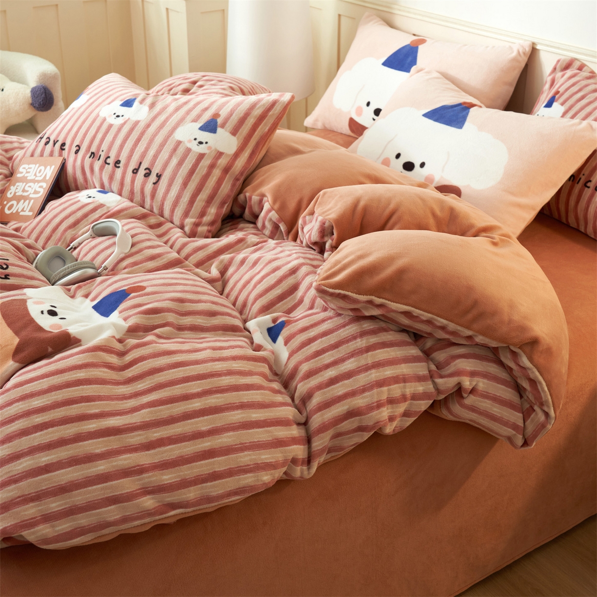 91家纺网 家纺一手货源 找家纺 金鹰 202新款A类数码印花卡通牛奶绒四件套 恋爱狗