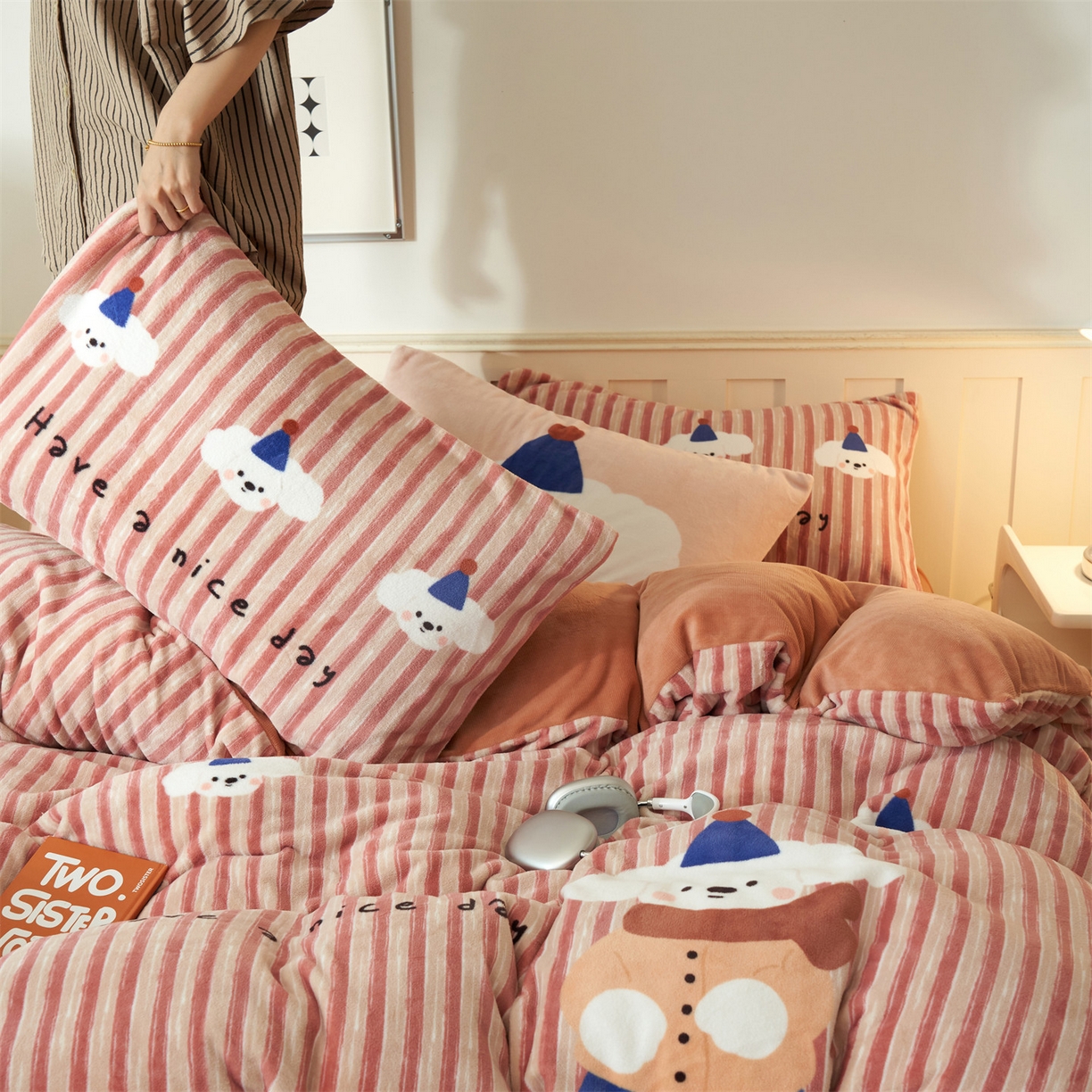 91家纺网 家纺一手货源 找家纺 金鹰 202新款A类数码印花卡通牛奶绒四件套 恋爱狗