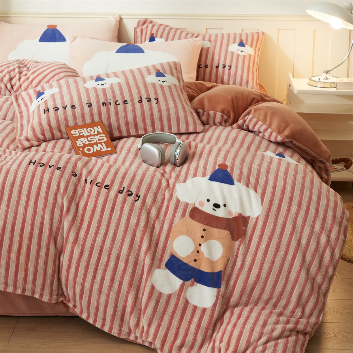 91家纺网 家纺一手货源 找家纺 金鹰 202新款A类数码印花卡通牛奶绒四件套 恋爱狗