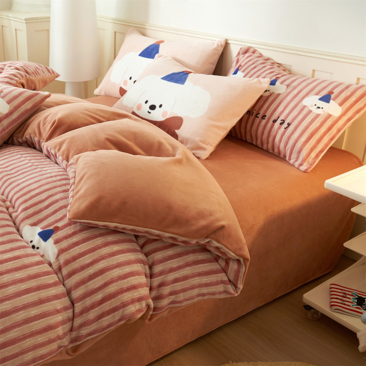 91家纺网 家纺一手货源 找家纺 金鹰 202新款A类数码印花卡通牛奶绒四件套 恋爱狗