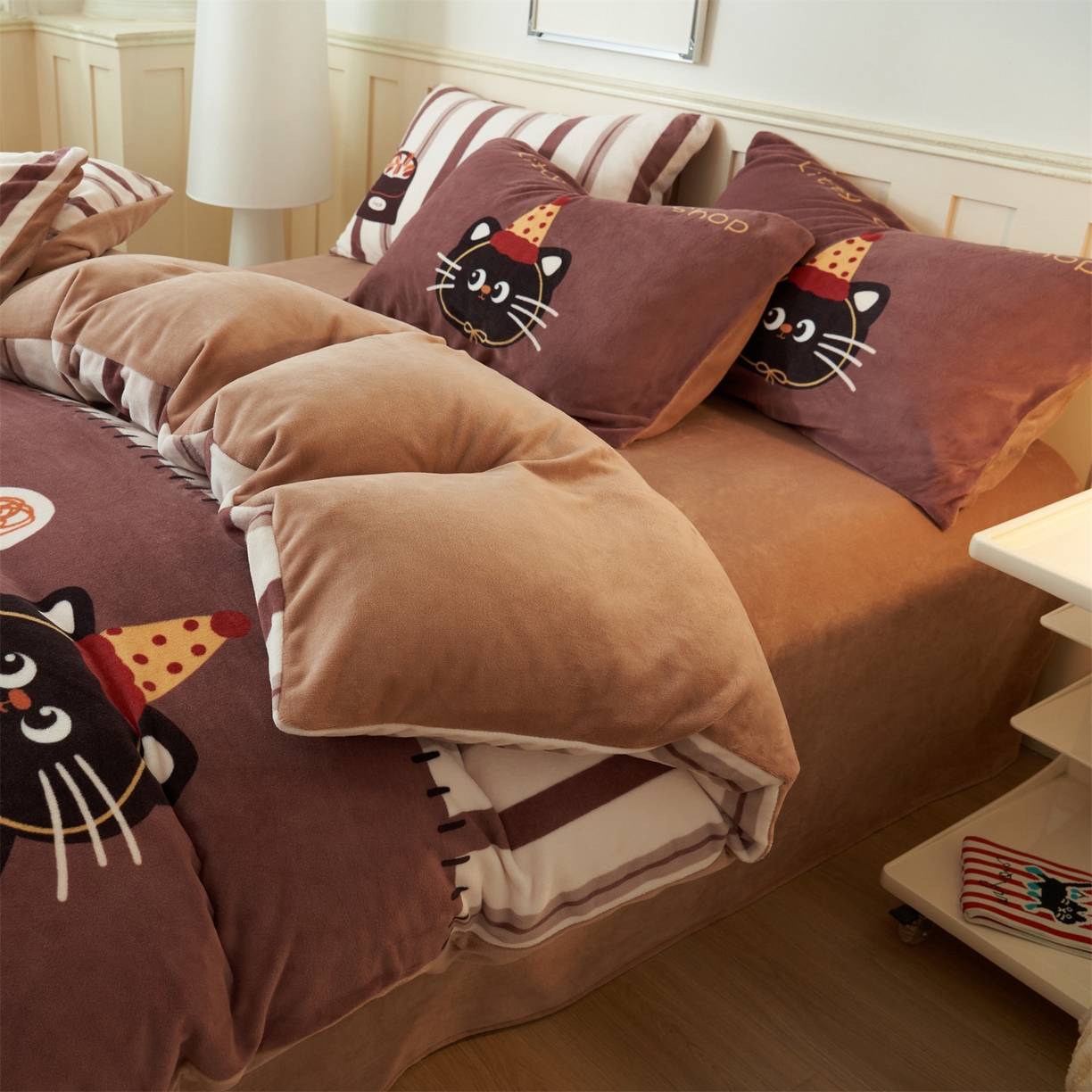 91家纺网 家纺一手货源 找家纺 金鹰 202新款A类数码印花卡通牛奶绒四件套 猫咪咖啡