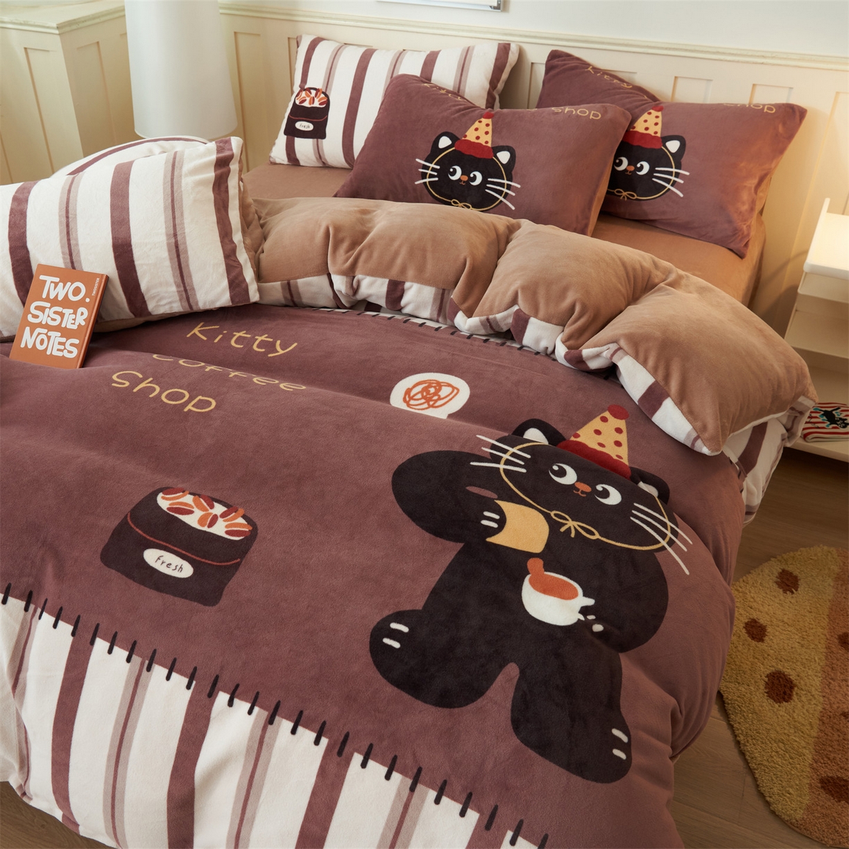 91家纺网 家纺一手货源 找家纺 金鹰 202新款A类数码印花卡通牛奶绒四件套 猫咪咖啡