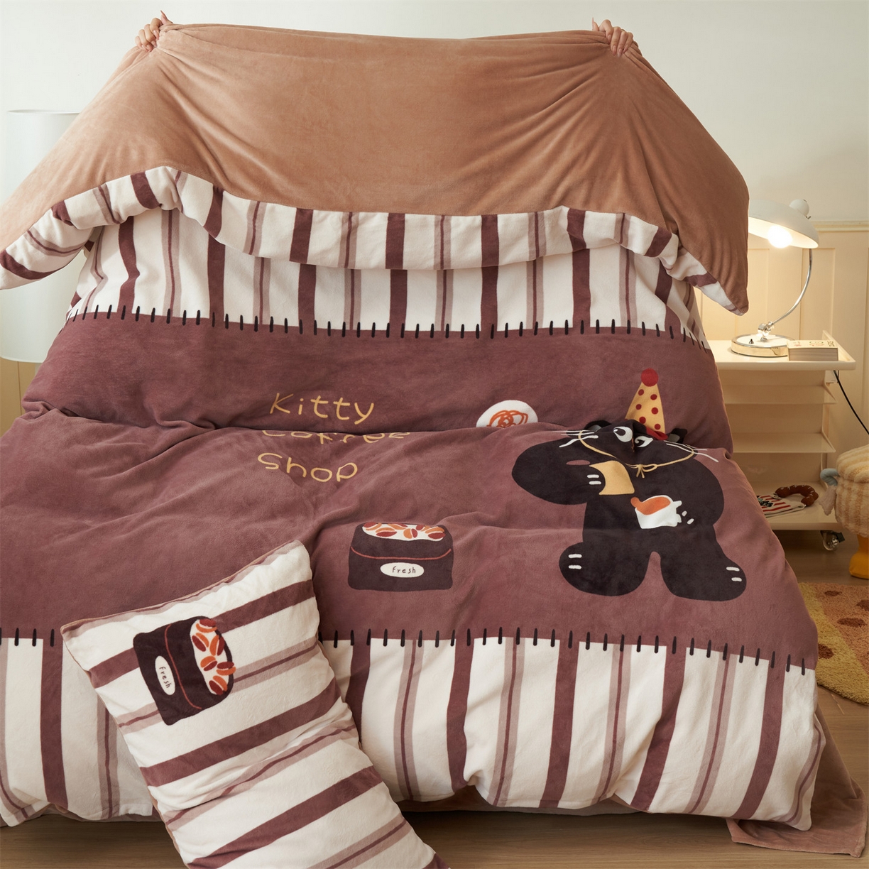 91家纺网 家纺一手货源 找家纺 金鹰 202新款A类数码印花卡通牛奶绒四件套 猫咪咖啡