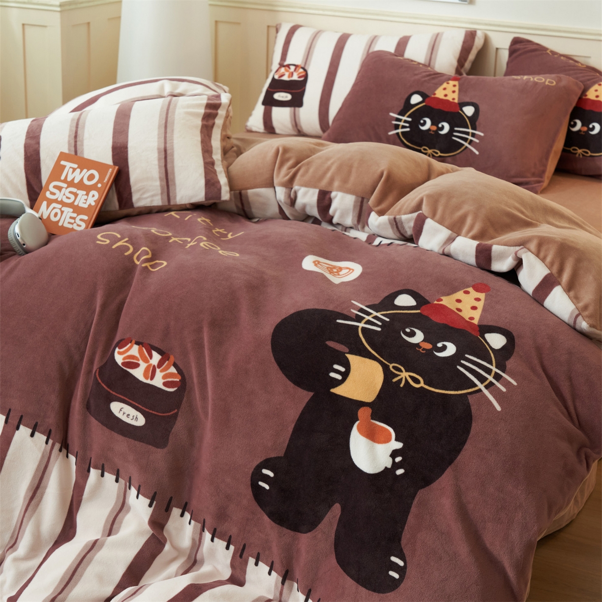 91家纺网 家纺一手货源 找家纺 金鹰 202新款A类数码印花卡通牛奶绒四件套 猫咪咖啡