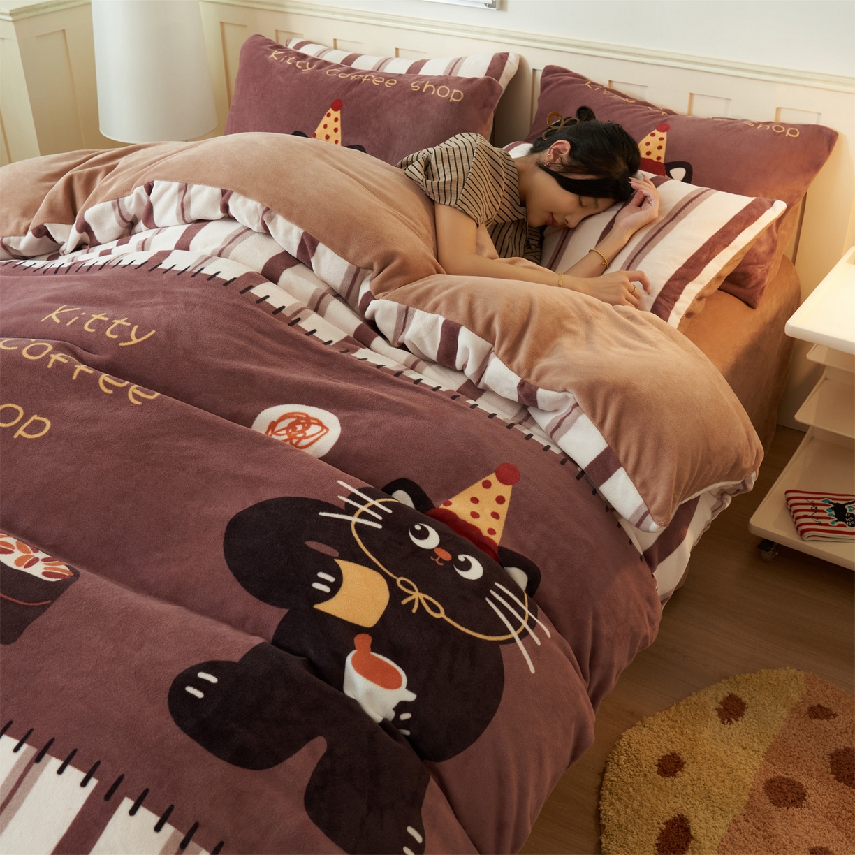 91家纺网 家纺一手货源 找家纺 金鹰 202新款A类数码印花卡通牛奶绒四件套 猫咪咖啡