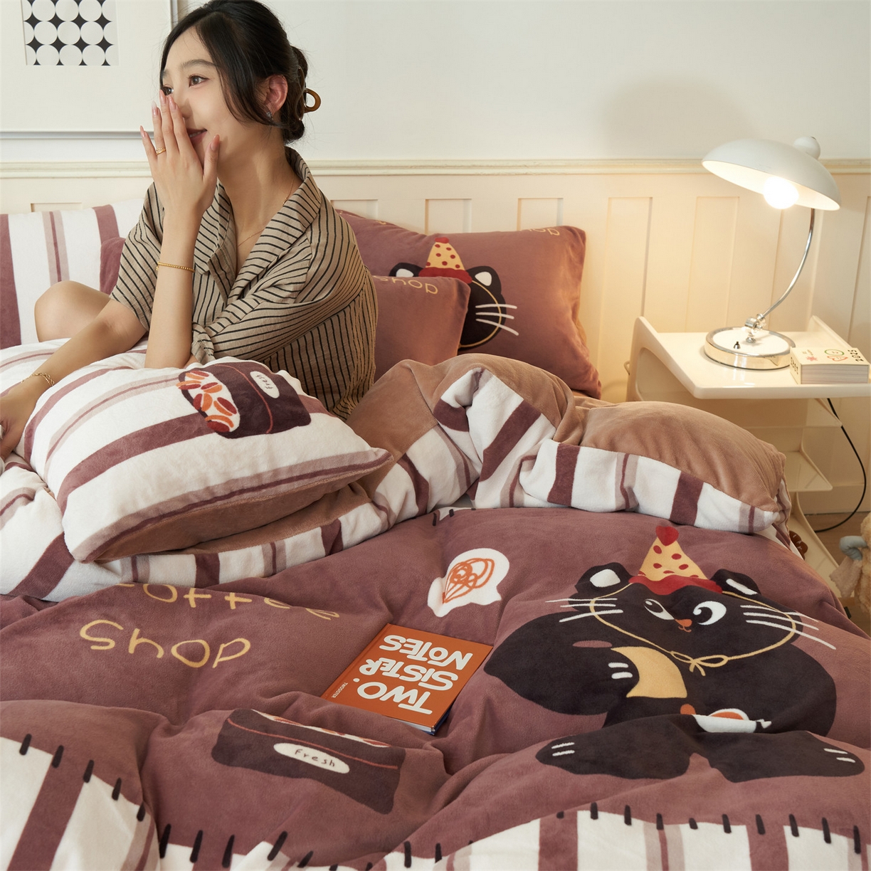 91家纺网 家纺一手货源 找家纺 金鹰 202新款A类数码印花卡通牛奶绒四件套 猫咪咖啡