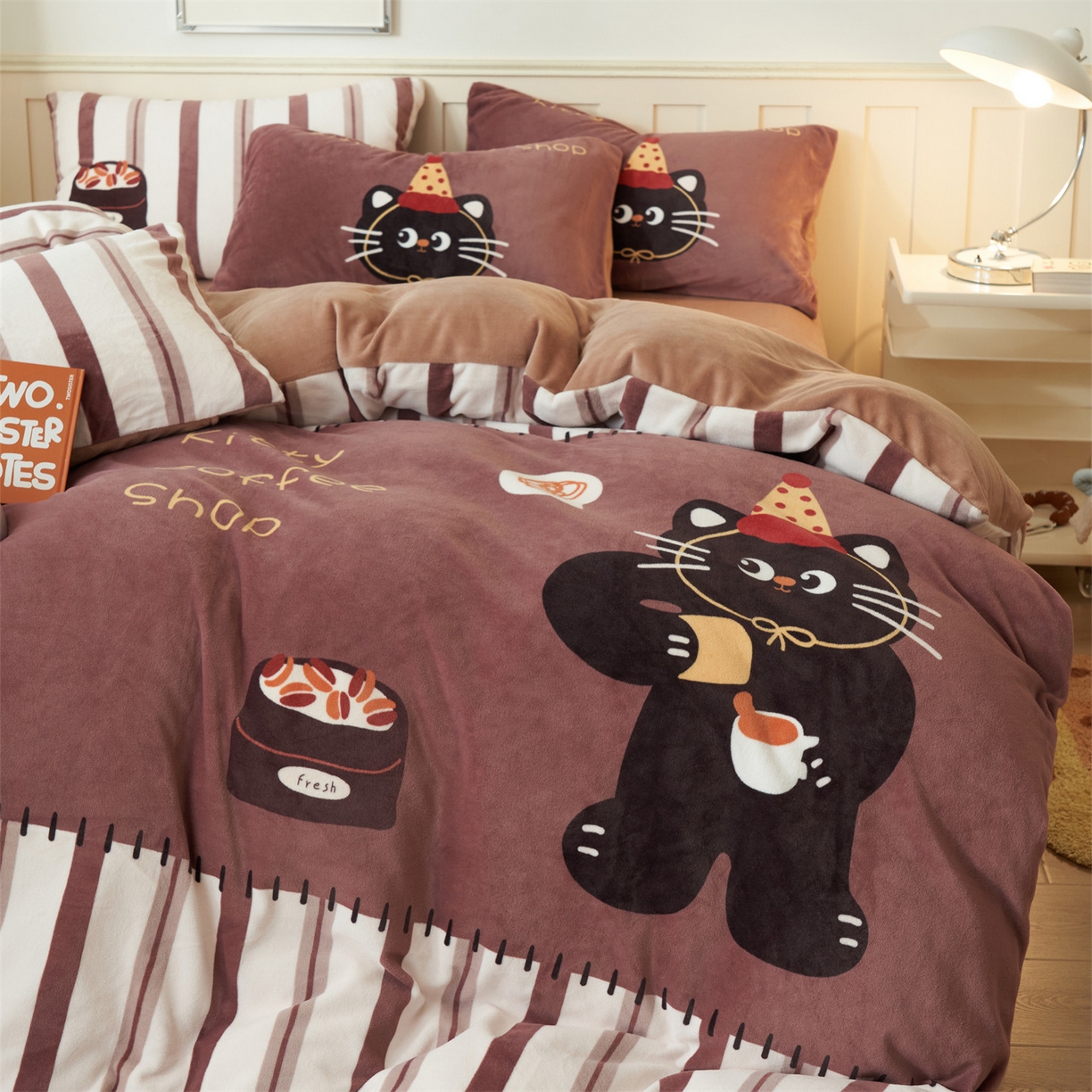 91家纺网 家纺一手货源 找家纺 金鹰 202新款A类数码印花卡通牛奶绒四件套 猫咪咖啡