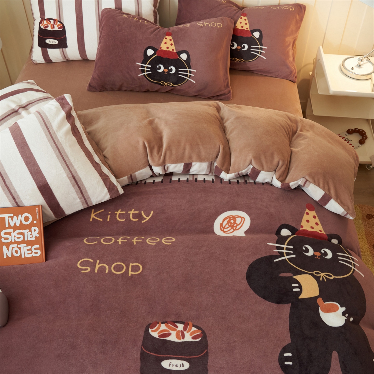 91家纺网 家纺一手货源 找家纺 金鹰 202新款A类数码印花卡通牛奶绒四件套 猫咪咖啡