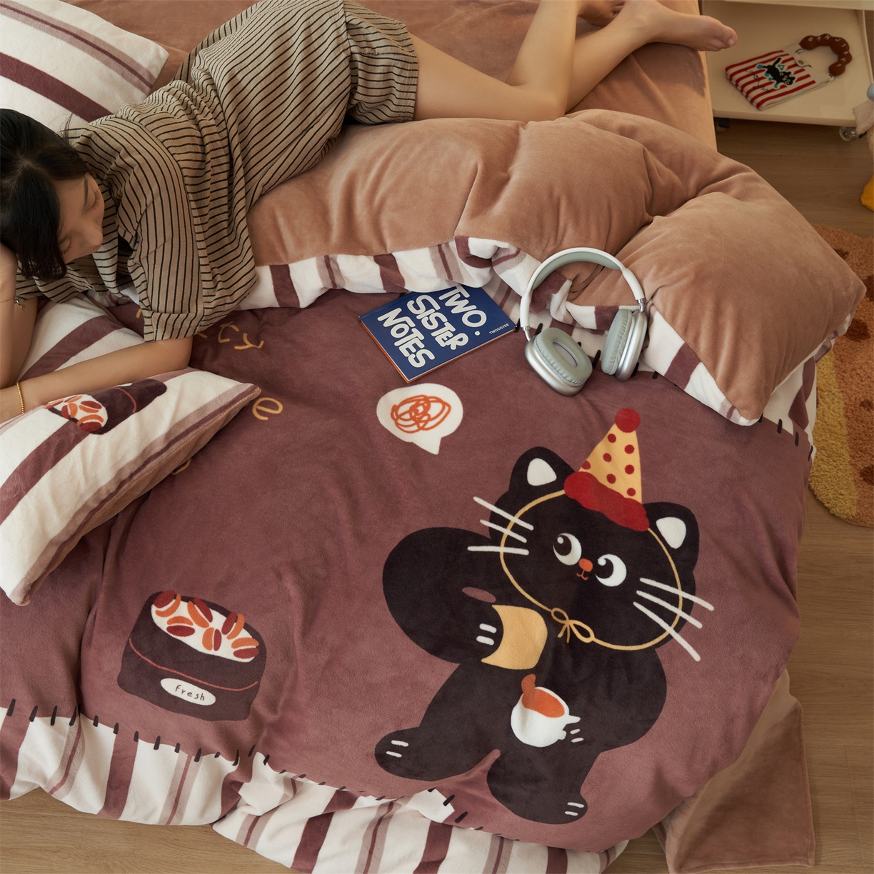 91家纺网 家纺一手货源 找家纺 金鹰 202新款A类数码印花卡通牛奶绒四件套 猫咪咖啡