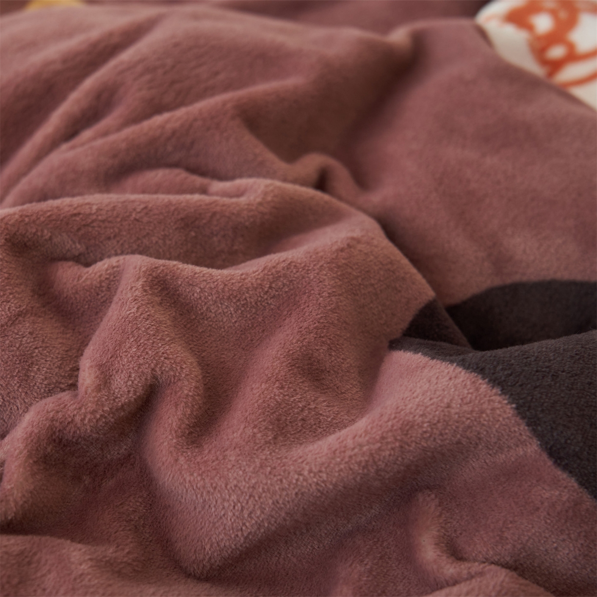 91家纺网 家纺一手货源 找家纺 金鹰 202新款A类数码印花卡通牛奶绒四件套 猫咪咖啡