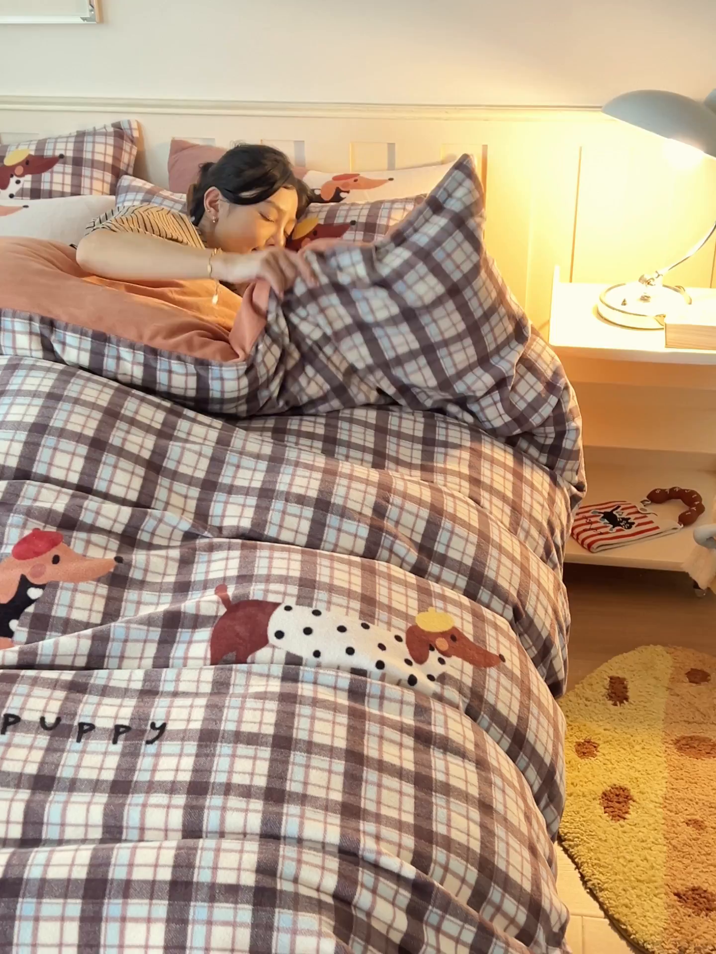 91家纺网 家纺一手货源 找家纺 金鹰 202新款A类数码印花卡通牛奶绒四件套 腊肠狗