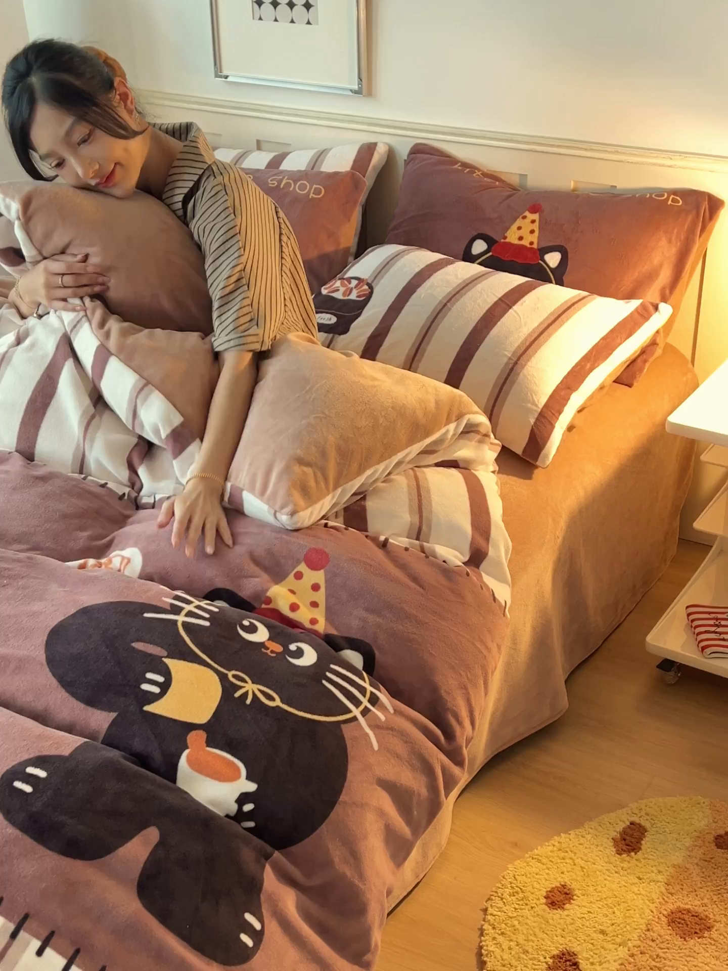 91家纺网 家纺一手货源 找家纺 金鹰 202新款A类数码印花卡通牛奶绒四件套 猫咪咖啡