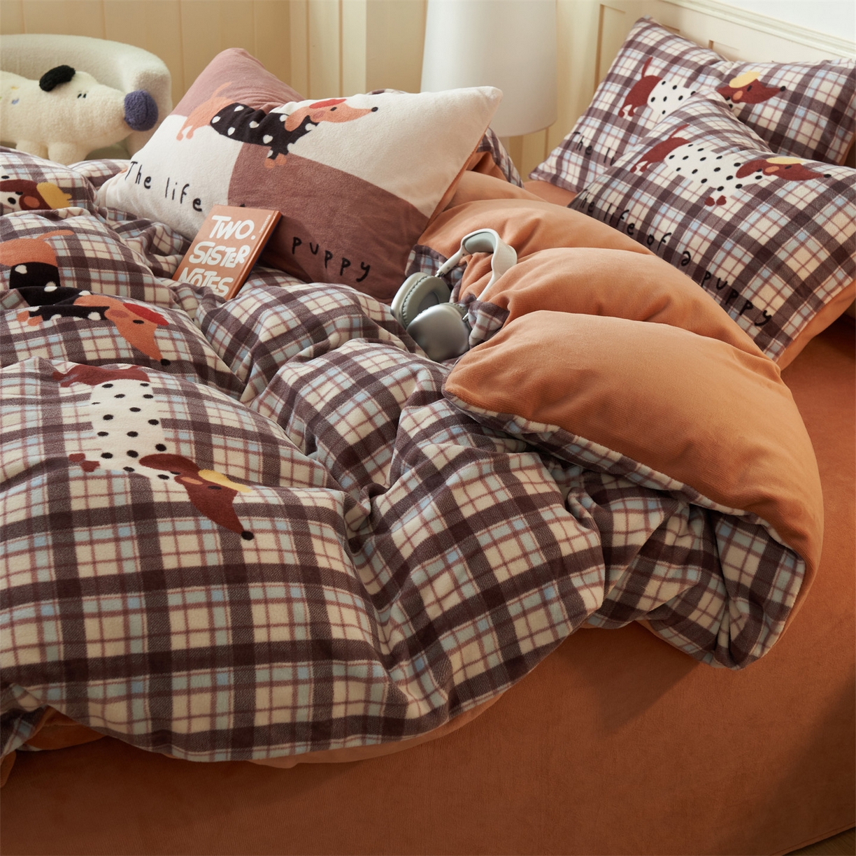 91家纺网 家纺一手货源 找家纺 金鹰 202新款A类数码印花卡通牛奶绒四件套 腊肠狗