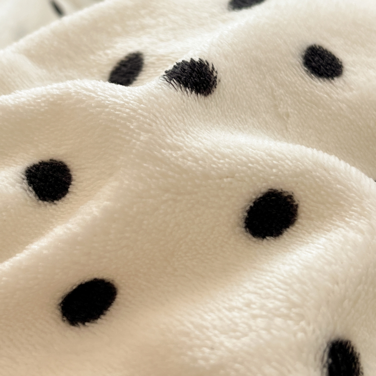 91家纺网 家纺一手货源 找家纺 （总）红嘴企鹅 2025新款精致贴布绣牛奶绒四件套