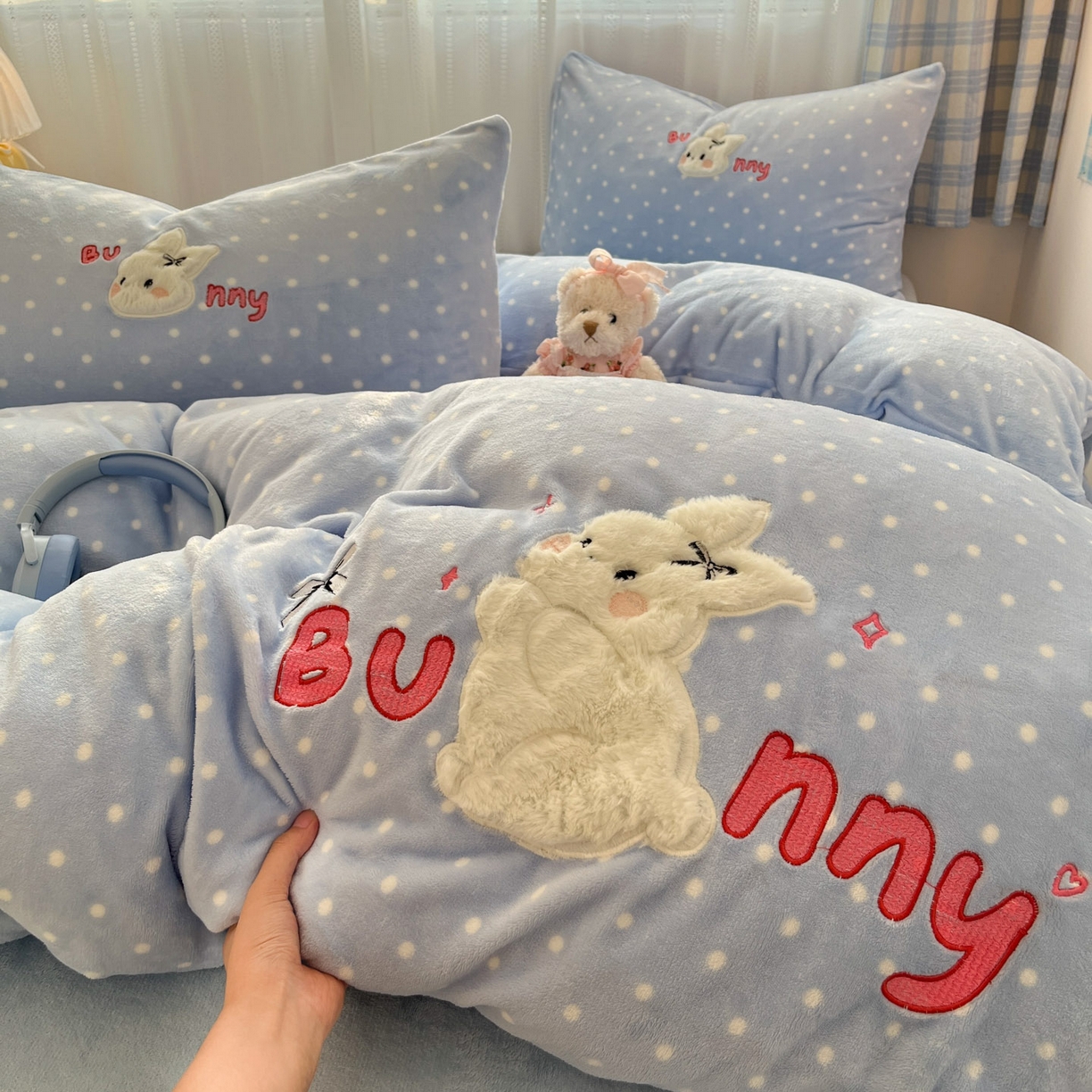 91家纺网 家纺一手货源 找家纺 红嘴企鹅 2025新款精致贴布绣牛奶绒四件套 Bunny兔-蓝