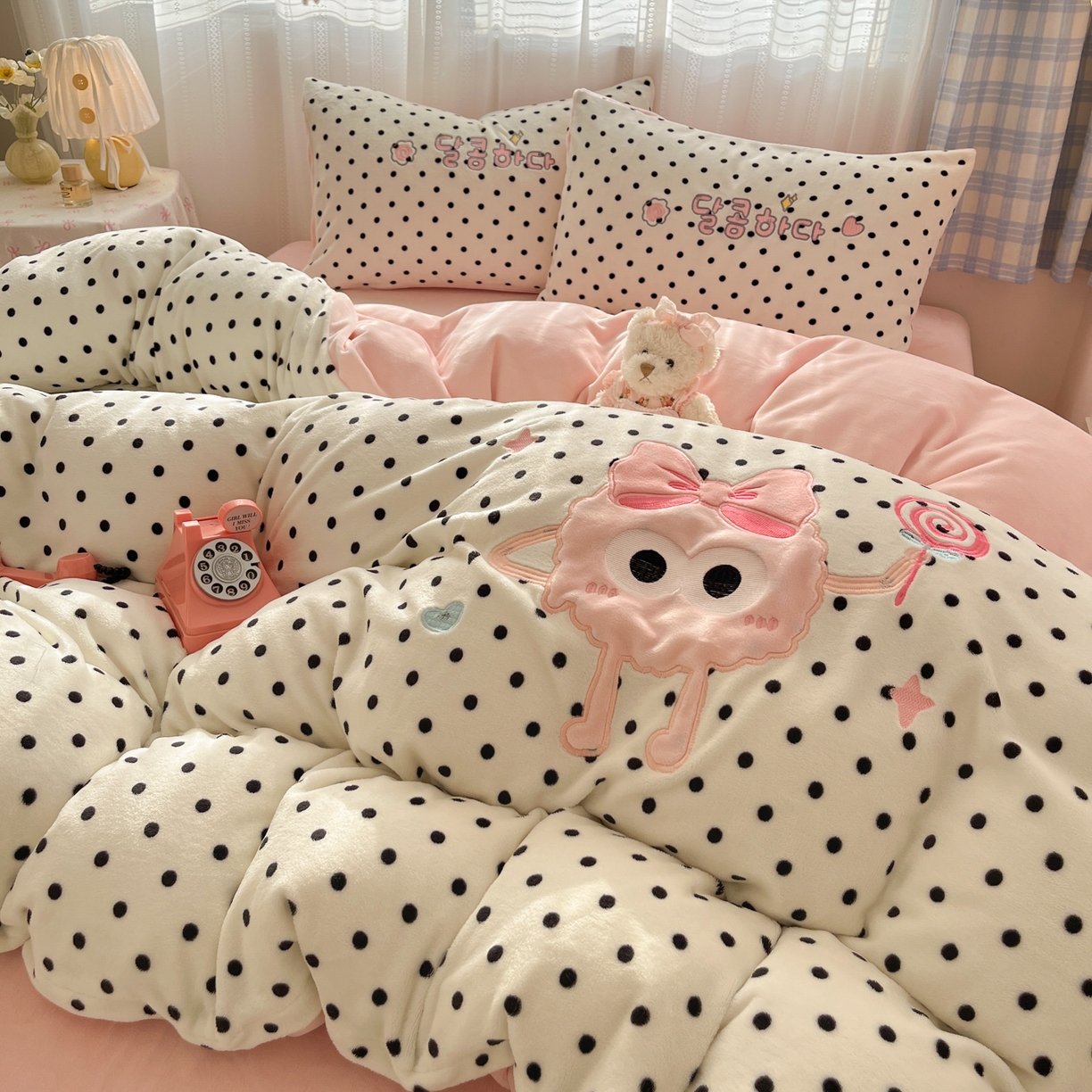 91家纺网 家纺一手货源 找家纺 （总）红嘴企鹅 2025新款精致贴布绣牛奶绒四件套