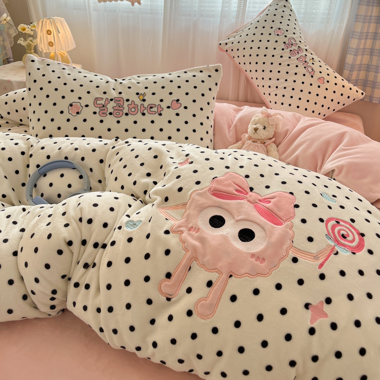 91家纺网 家纺一手货源 找家纺 （总）红嘴企鹅 2025新款精致贴布绣牛奶绒四件套