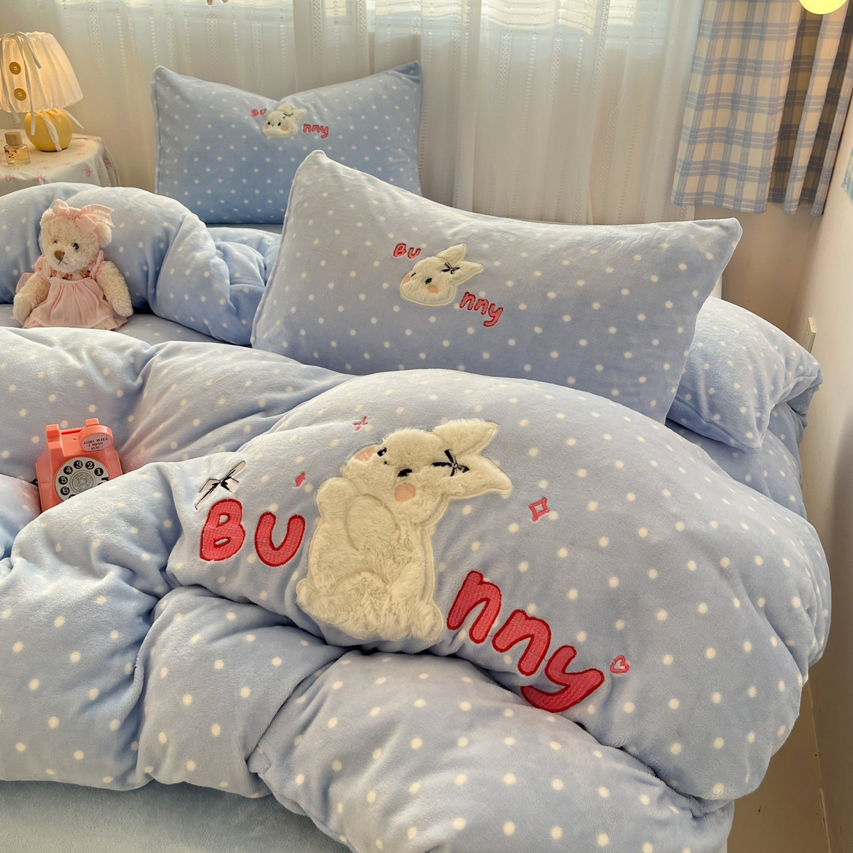 91家纺网 家纺一手货源 找家纺 红嘴企鹅 2025新款精致贴布绣牛奶绒四件套 Bunny兔-蓝