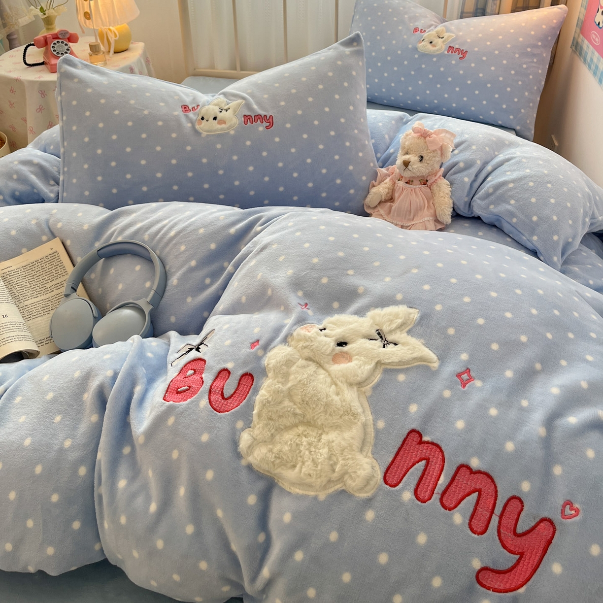 91家纺网 家纺一手货源 找家纺 红嘴企鹅 2025新款精致贴布绣牛奶绒四件套 Bunny兔-蓝