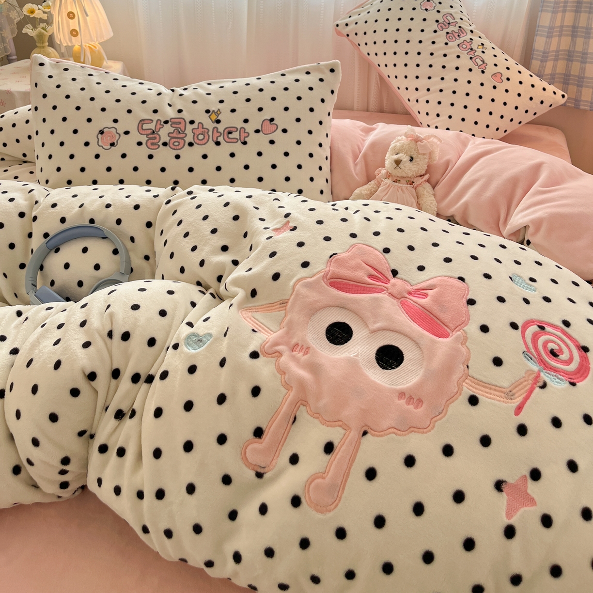 91家纺网 家纺一手货源 找家纺 （总）红嘴企鹅 2025新款精致贴布绣牛奶绒四件套