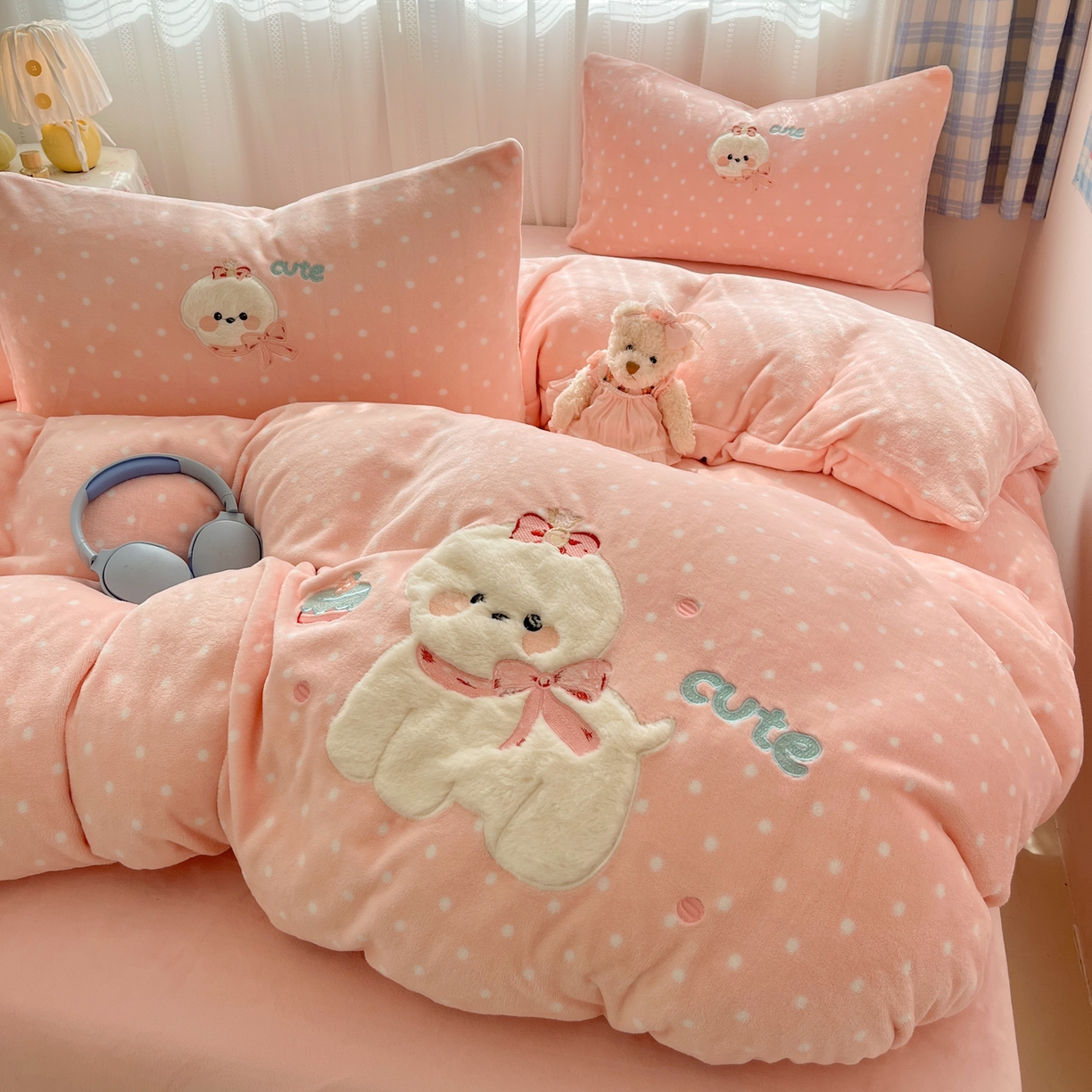 91家纺网 家纺一手货源 找家纺 红嘴企鹅 2025新款精致贴布绣牛奶绒四件套 Cute狗-粉