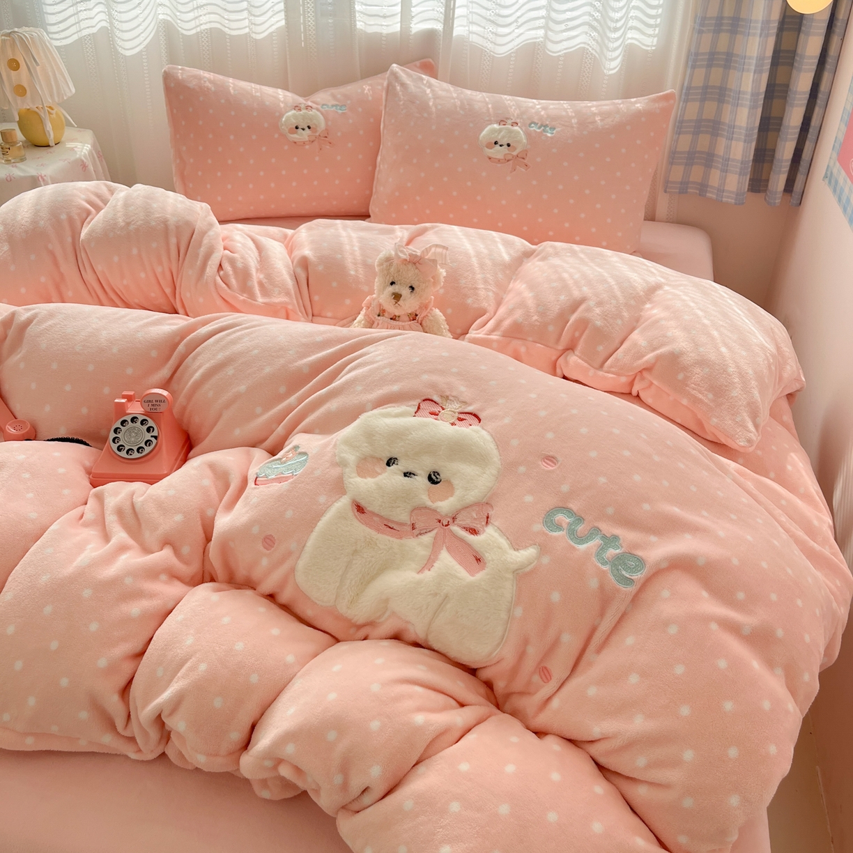 91家纺网 家纺一手货源 找家纺 红嘴企鹅 2025新款精致贴布绣牛奶绒四件套 Cute狗-粉