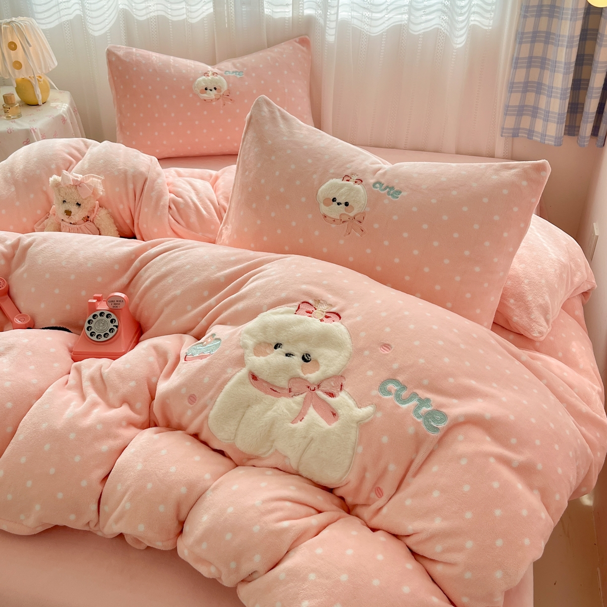 91家纺网 家纺一手货源 找家纺 红嘴企鹅 2025新款精致贴布绣牛奶绒四件套 Cute狗-粉