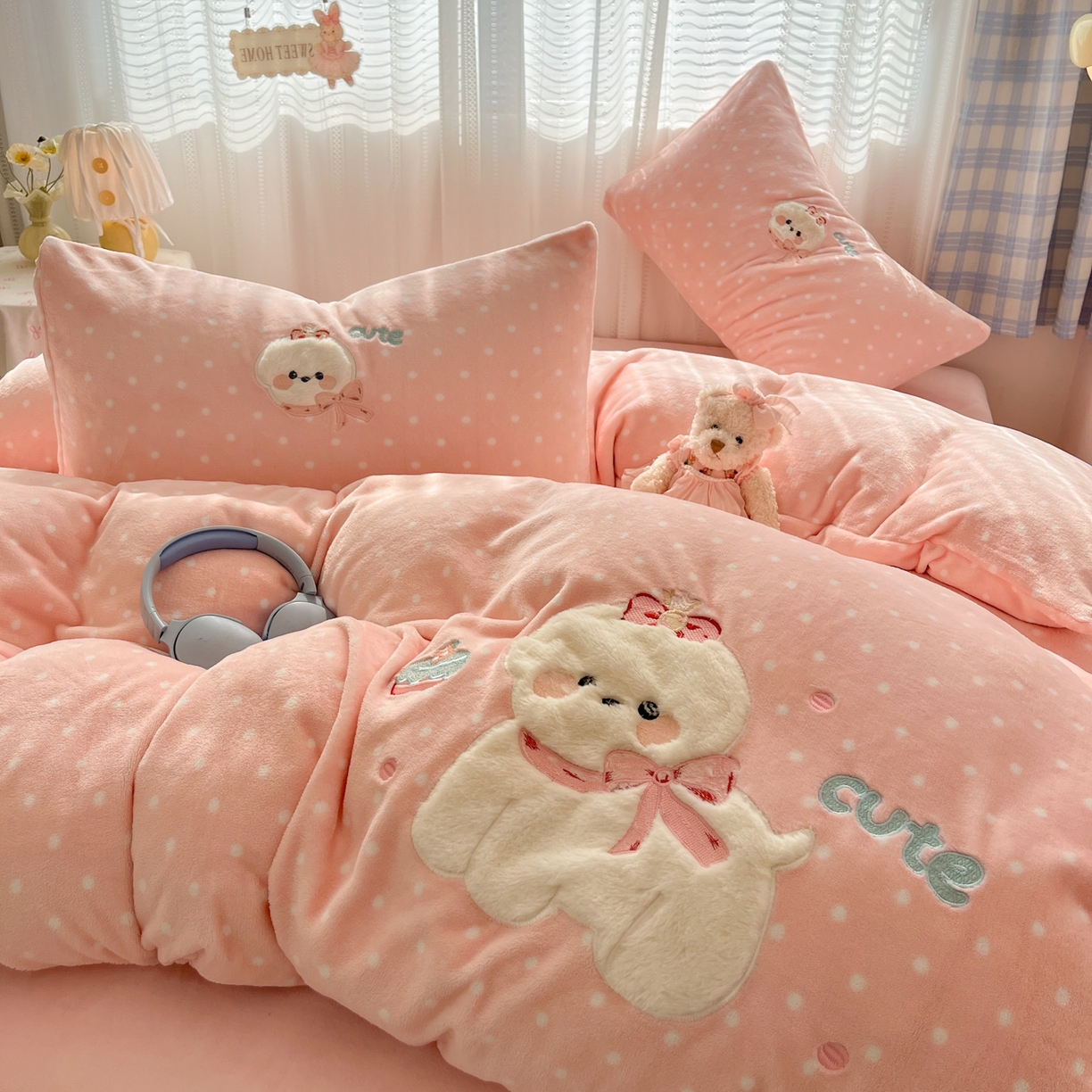 91家纺网 家纺一手货源 找家纺 红嘴企鹅 2025新款精致贴布绣牛奶绒四件套 Cute狗-粉