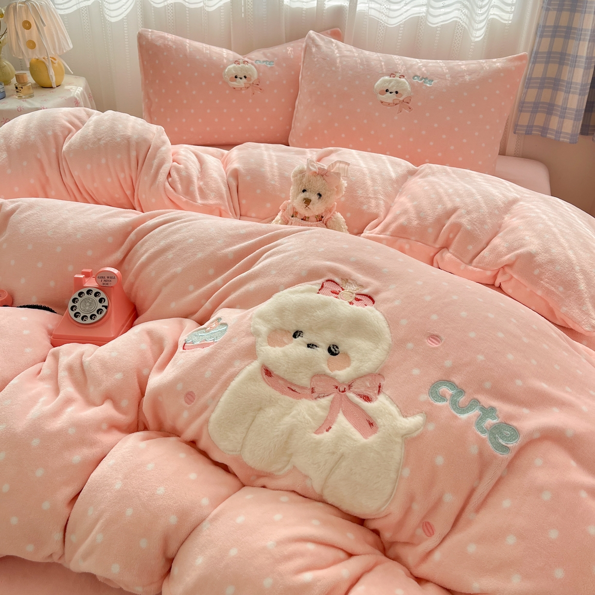 91家纺网 家纺一手货源 找家纺 红嘴企鹅 2025新款精致贴布绣牛奶绒四件套 Cute狗-粉