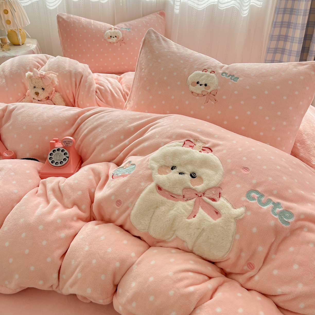 91家纺网 家纺一手货源 找家纺 红嘴企鹅 2025新款精致贴布绣牛奶绒四件套 Cute狗-粉