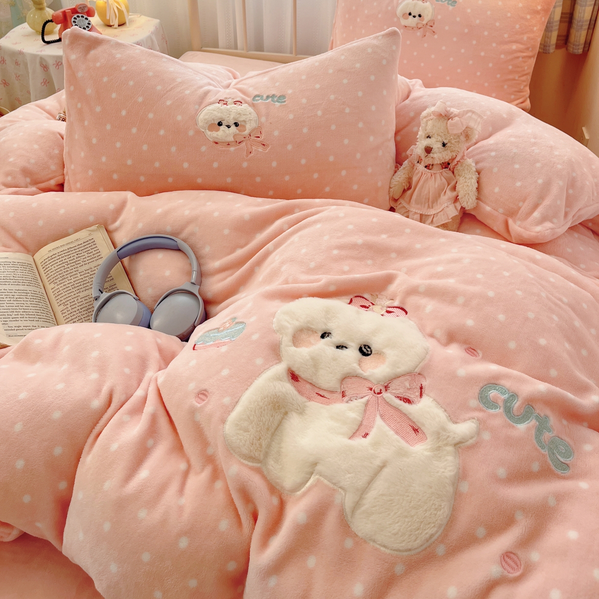 91家纺网 家纺一手货源 找家纺 红嘴企鹅 2025新款精致贴布绣牛奶绒四件套 Cute狗-粉