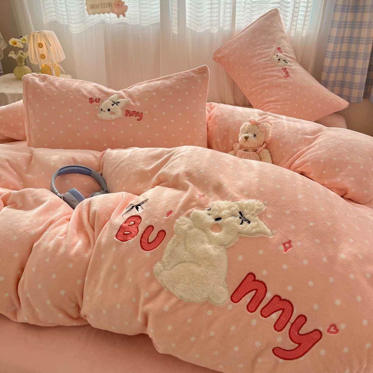 91家纺网 家纺一手货源 找家纺 红嘴企鹅 2025新款精致贴布绣牛奶绒四件套 Bunny兔-粉