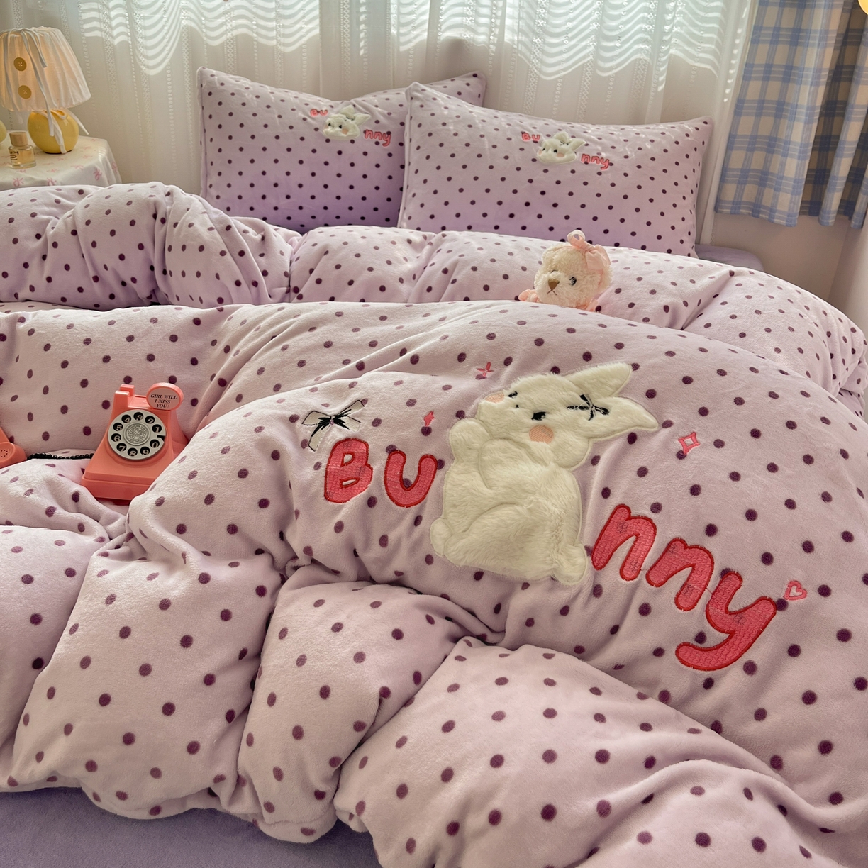 91家纺网 家纺一手货源 找家纺 红嘴企鹅 2025新款精致贴布绣牛奶绒四件套 Bunny兔-紫