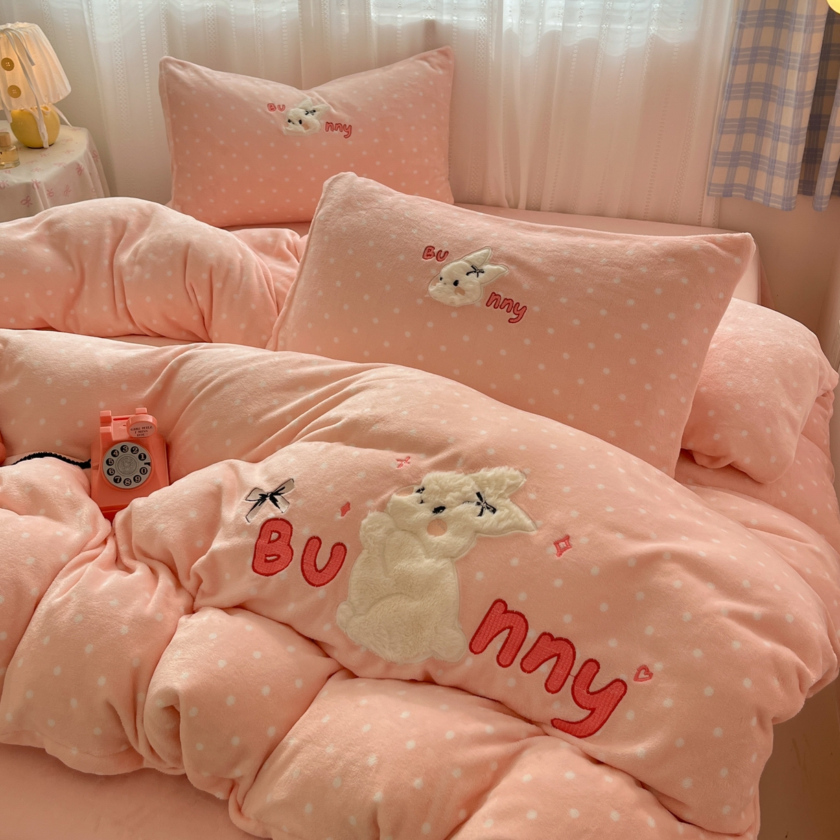 91家纺网 家纺一手货源 找家纺 红嘴企鹅 2025新款精致贴布绣牛奶绒四件套 Bunny兔-粉