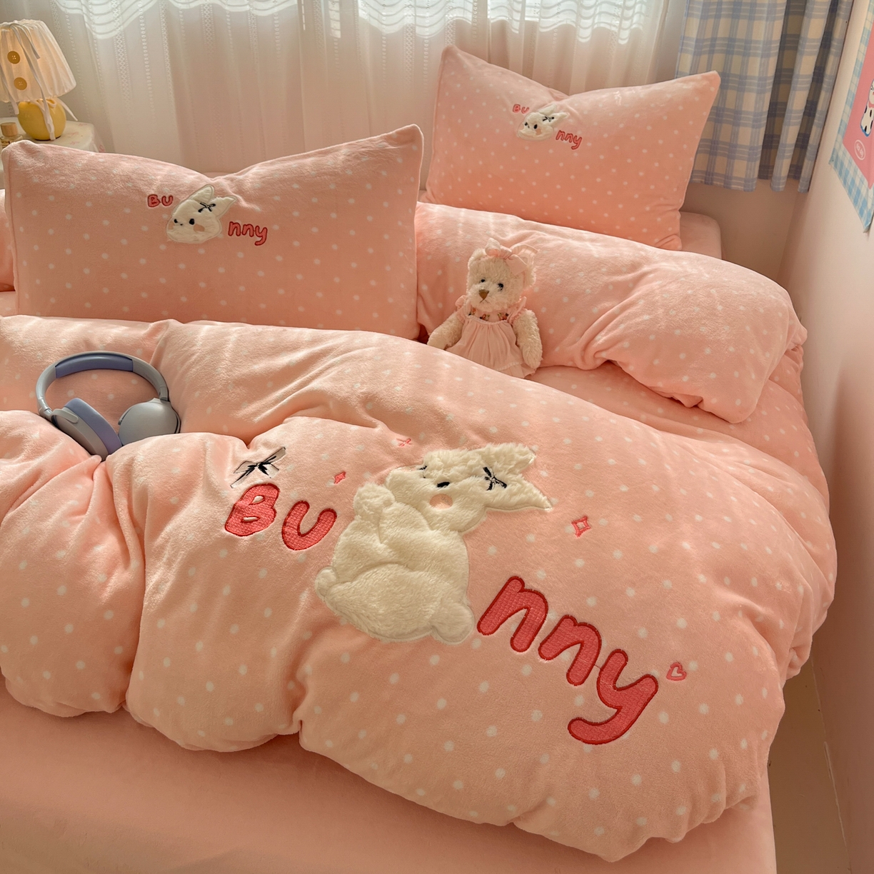 91家纺网 家纺一手货源 找家纺 红嘴企鹅 2025新款精致贴布绣牛奶绒四件套 Bunny兔-粉