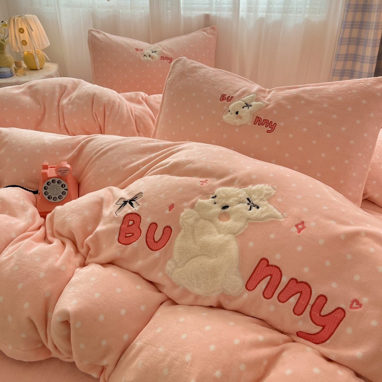 91家纺网 家纺一手货源 找家纺 红嘴企鹅 2025新款精致贴布绣牛奶绒四件套 Bunny兔-粉
