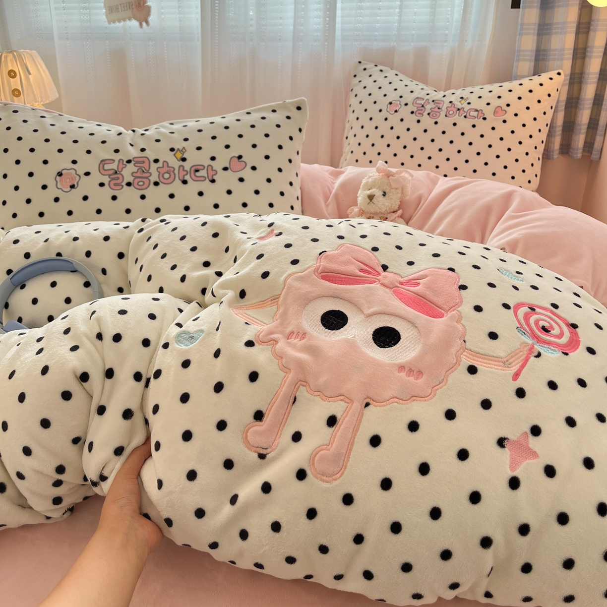 91家纺网 家纺一手货源 找家纺 红嘴企鹅 2025新款精致贴布绣牛奶绒四件套 棒棒糖-粉