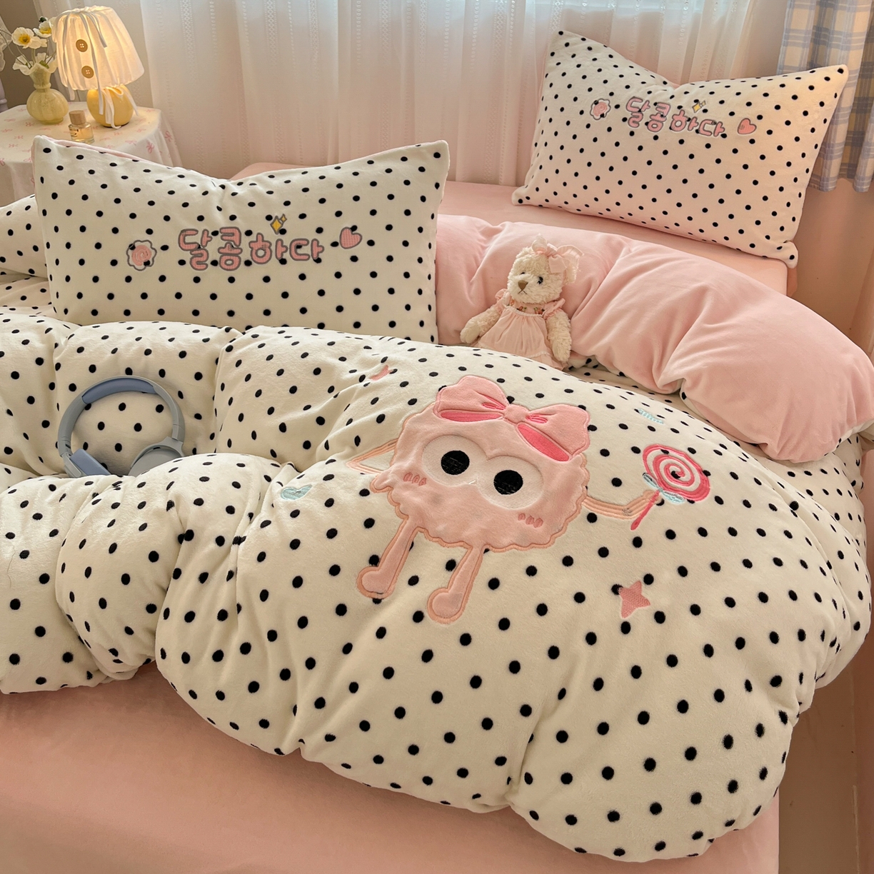 91家纺网 家纺一手货源 找家纺 红嘴企鹅 2025新款精致贴布绣牛奶绒四件套 棒棒糖-粉